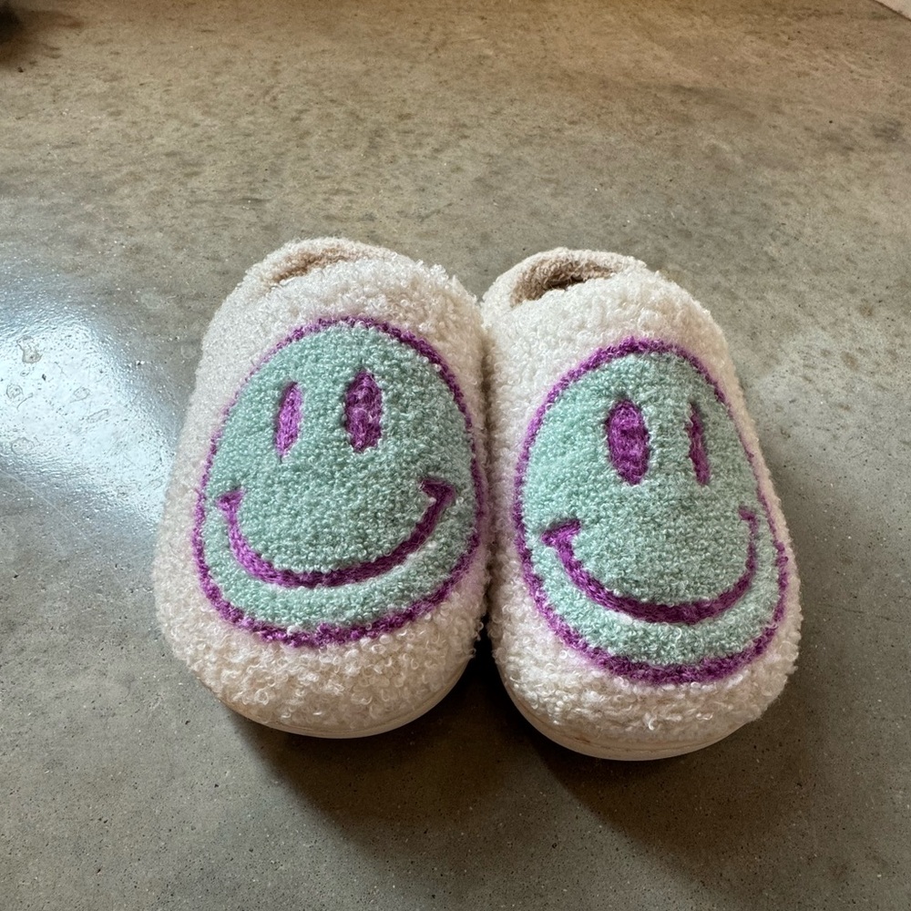 Kids Fuzzy Smile Slippers - Cream and Purple